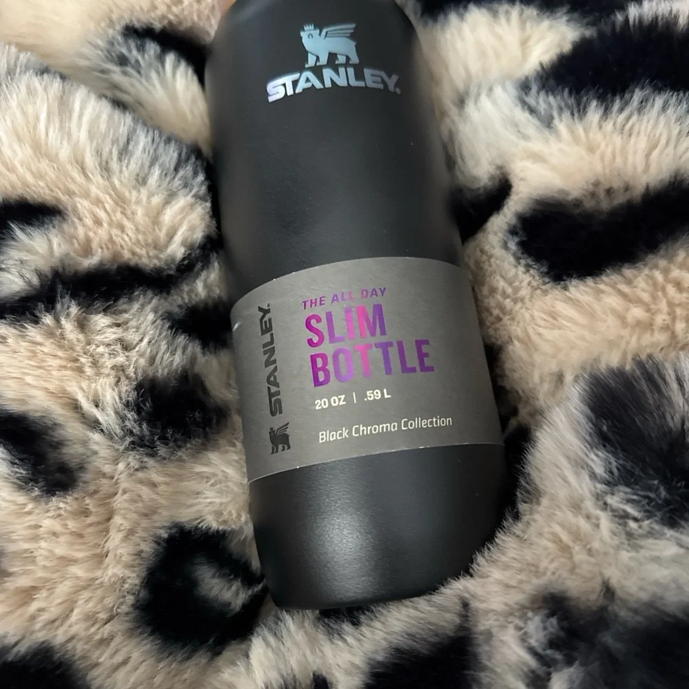 Stanley 20oz Black Chroma Slim Bottle - Picture 4 of 4